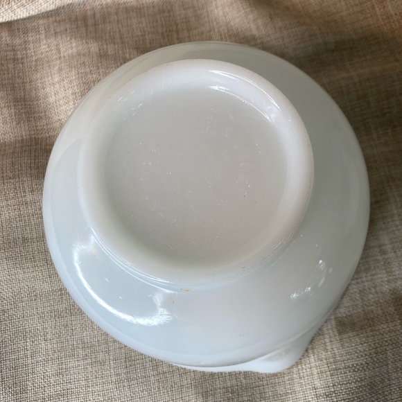 Vintage Glassbake White Milk Glass Mixing Bowl with Spout Made for Sunbeam 20 CJ - Picture 2 of 4